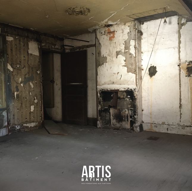 Pièce ancienne avant rénovation avec cheminée dégradée et murs à reprendre avant travaux de plâtrerie.