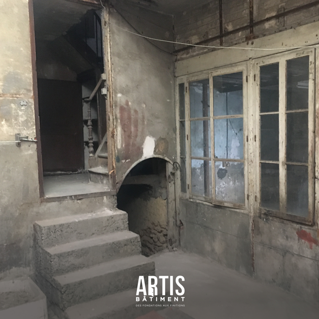 Escalier béton et verrière ancienne dans un espace avant rénovation complète et reprise des cloisons.