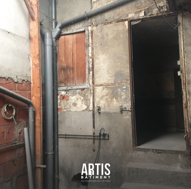 Murs dégradés avec réseaux apparents avant rénovation intérieure et réaménagement des espaces.