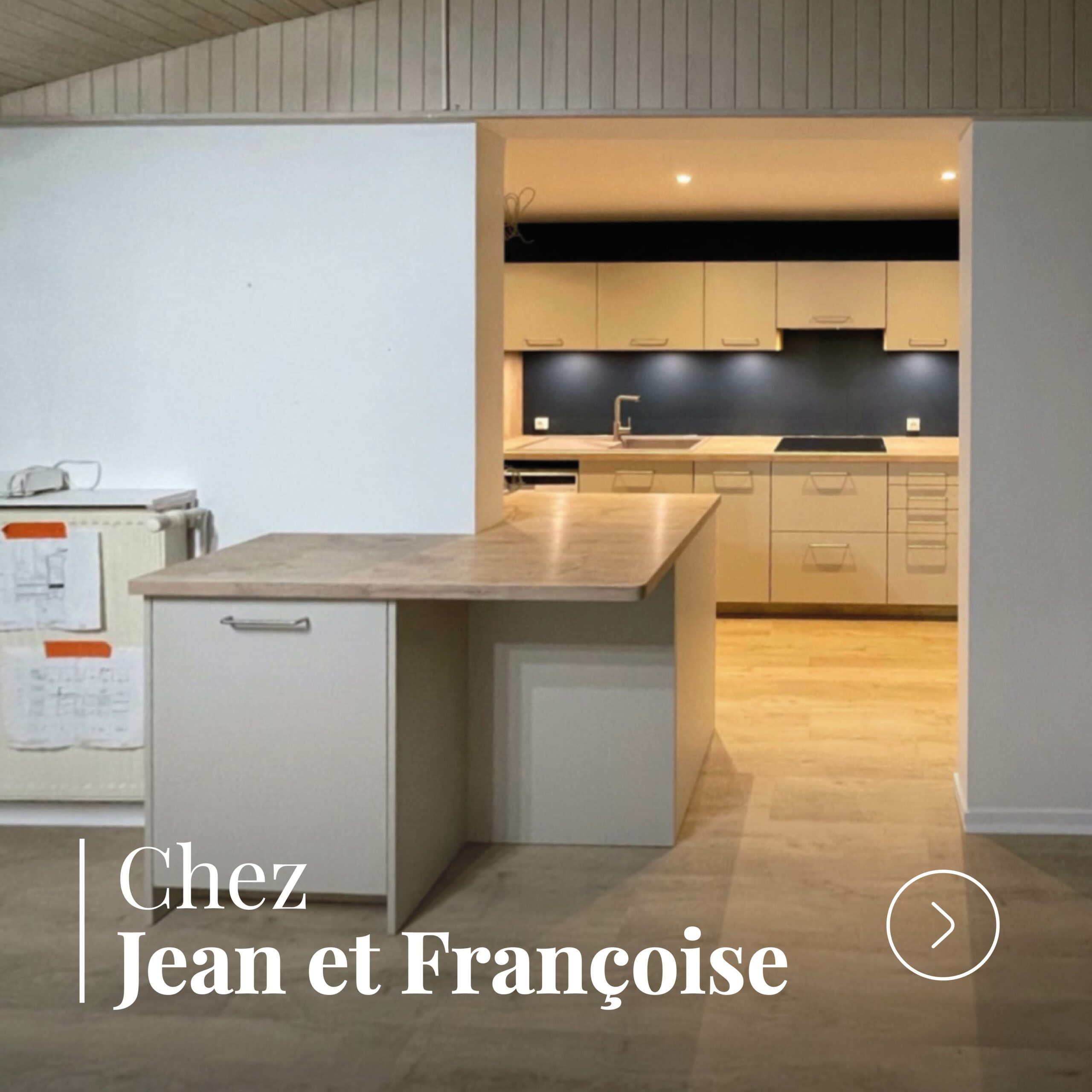 Cuisine ouverte avec îlot après rénovation dans une maison.