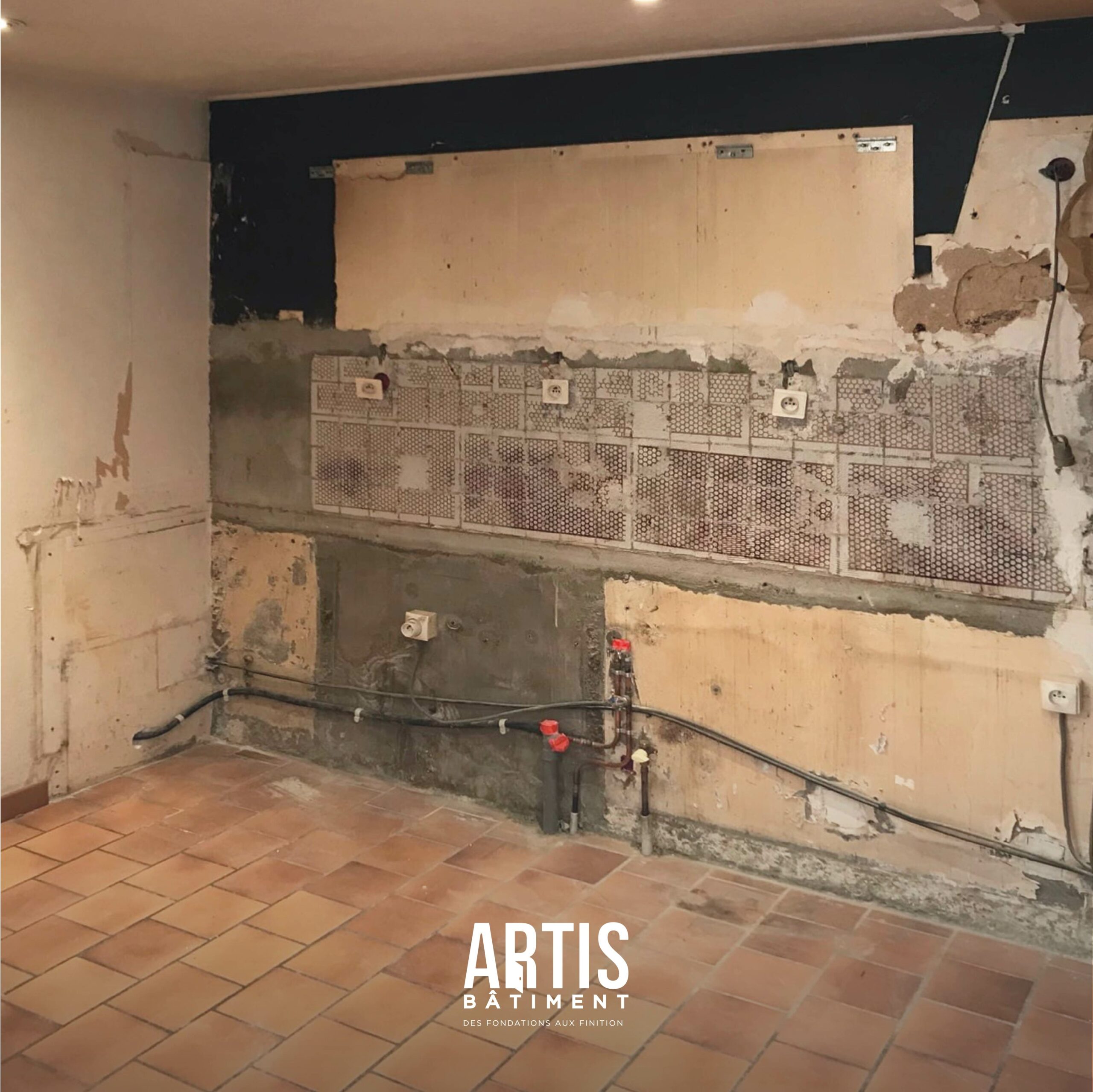 Cuisine en cours de démolition avec murs et installations apparentes avant rénovation complète.