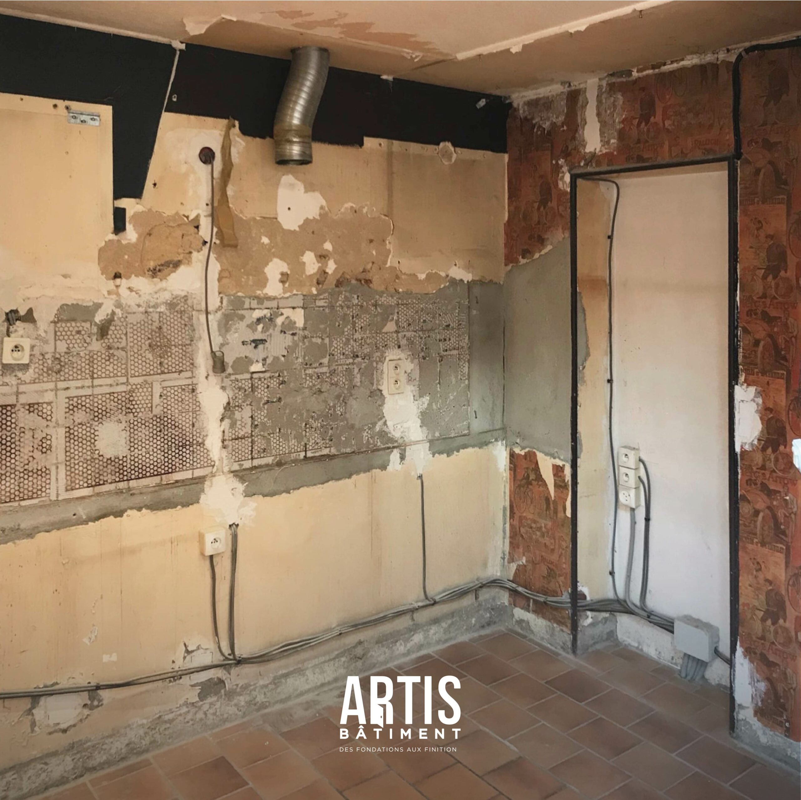 Cuisine en cours de dépose avec murs et anciennes installations visibles avant rénovation.