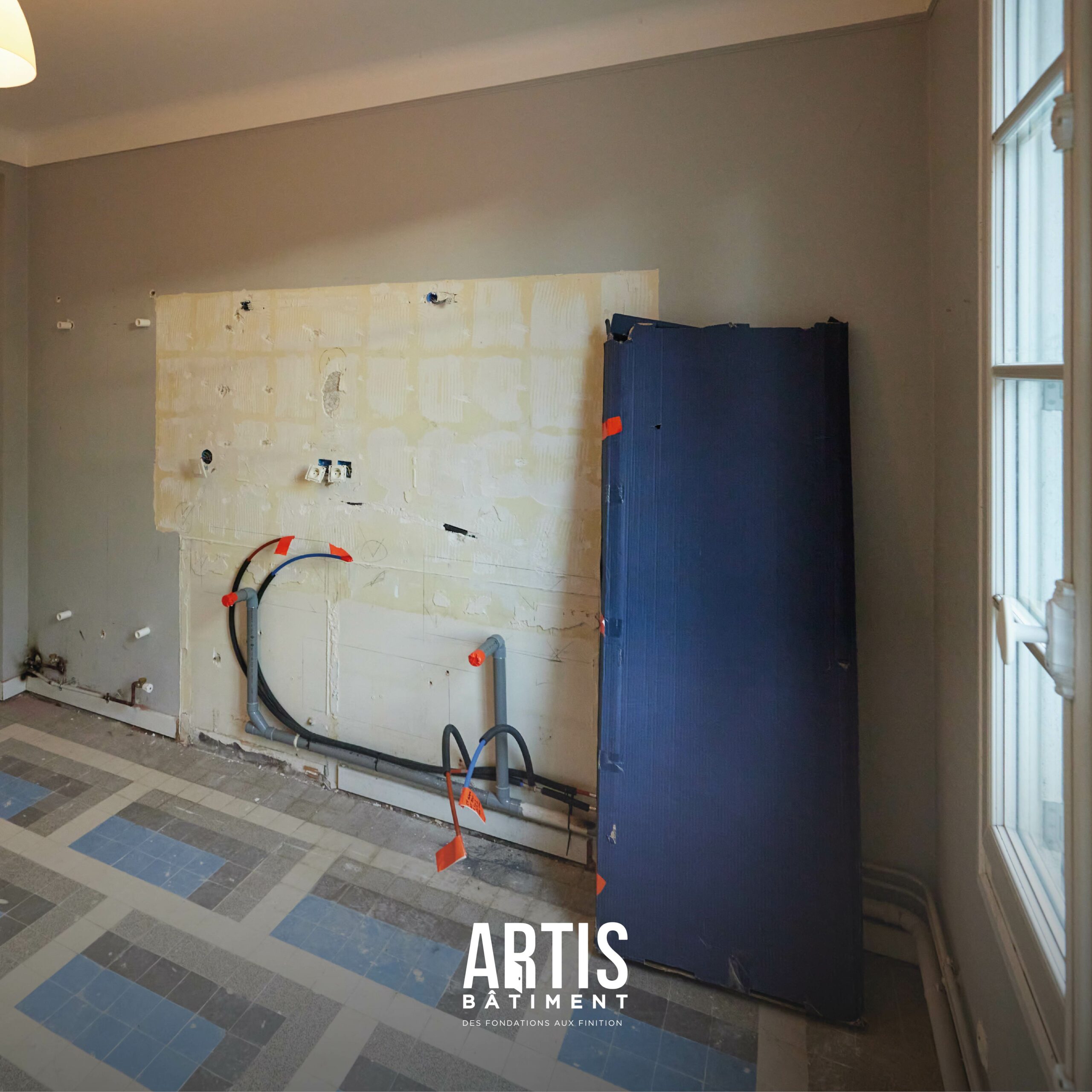 Ancienne salle de bain déposée avec arrivées d’eau visibles avant rénovation.