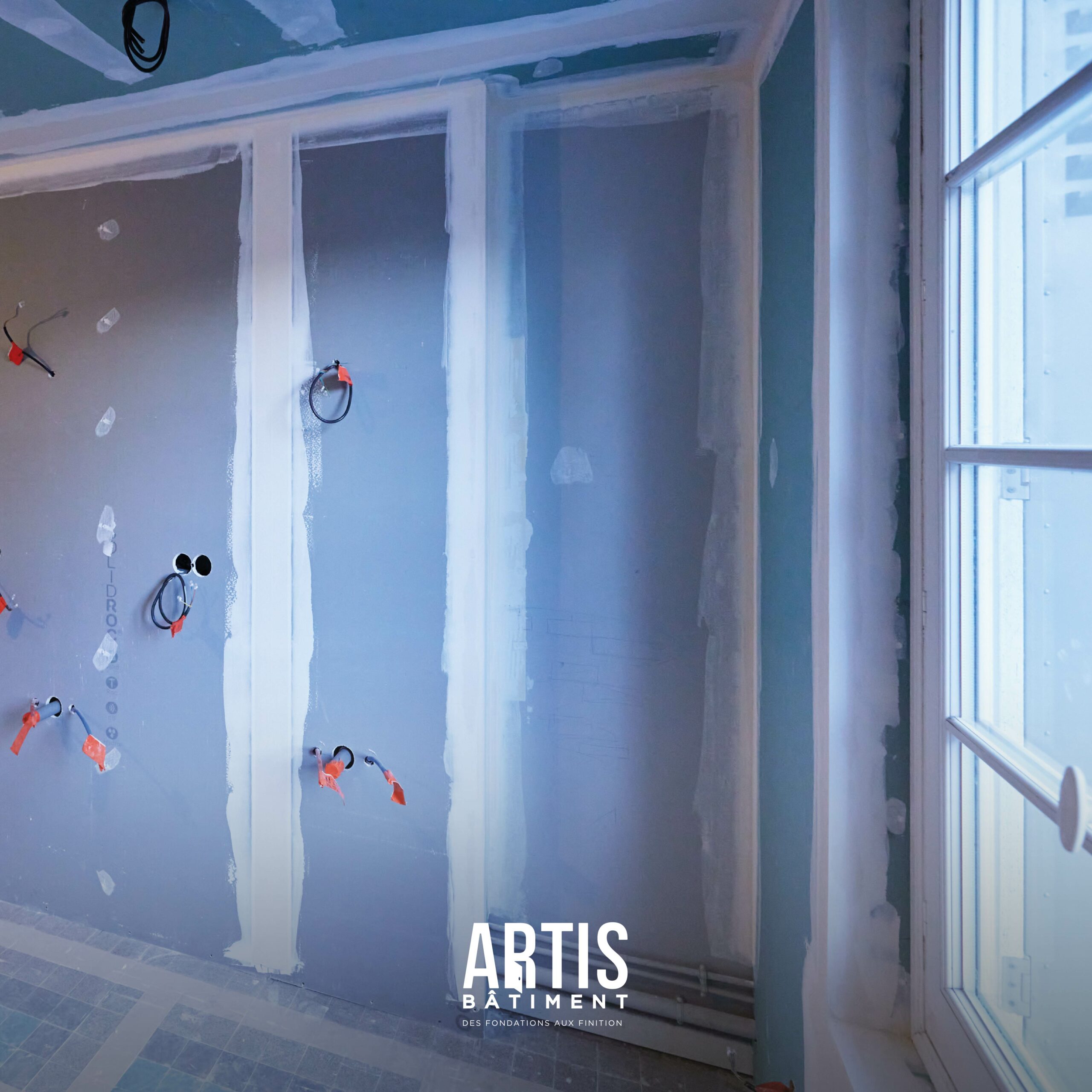 Préparation des murs pour pose de carrelage dans salle de bain en rénovation.