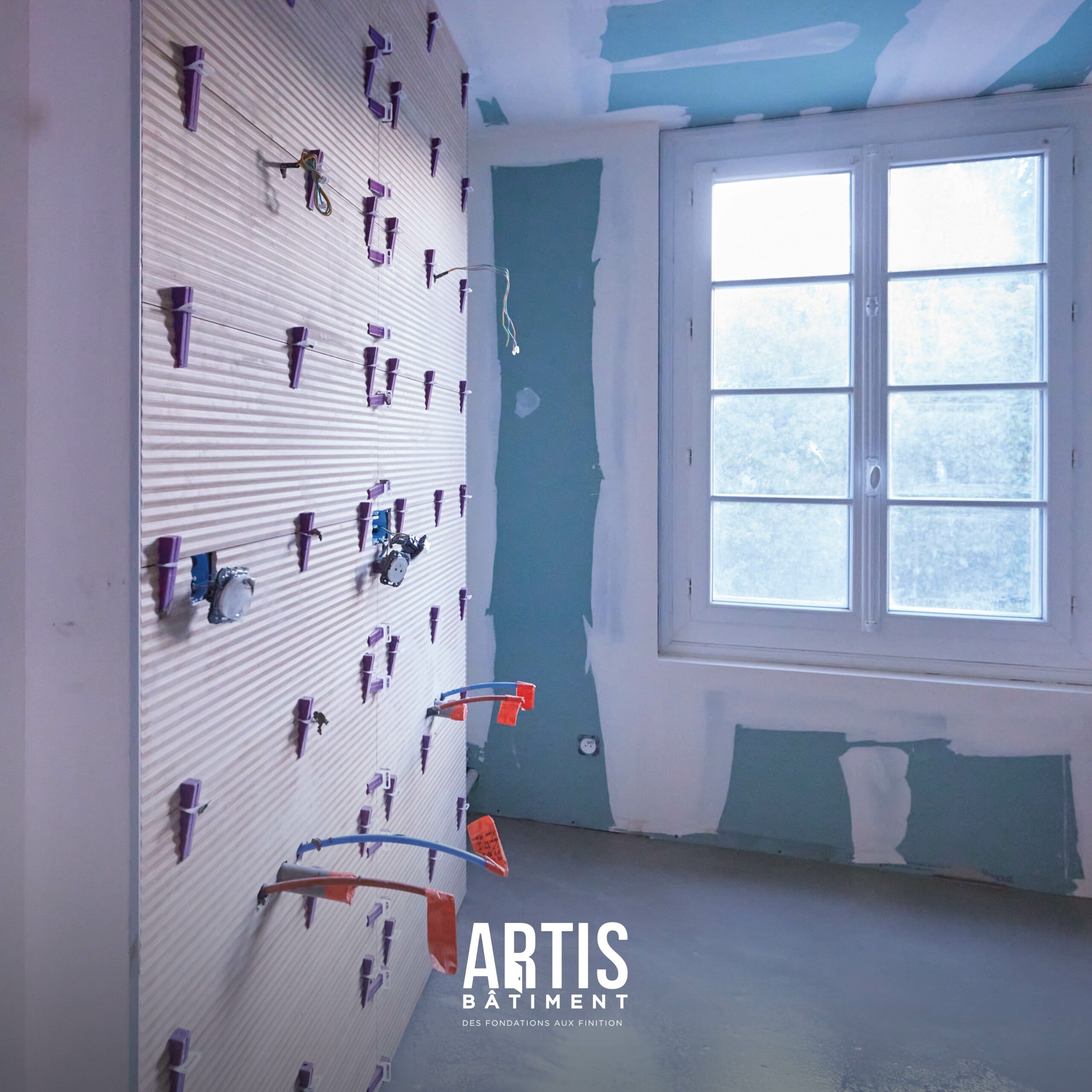 Préparation des murs pour pose de carrelage dans salle de bain en rénovation.