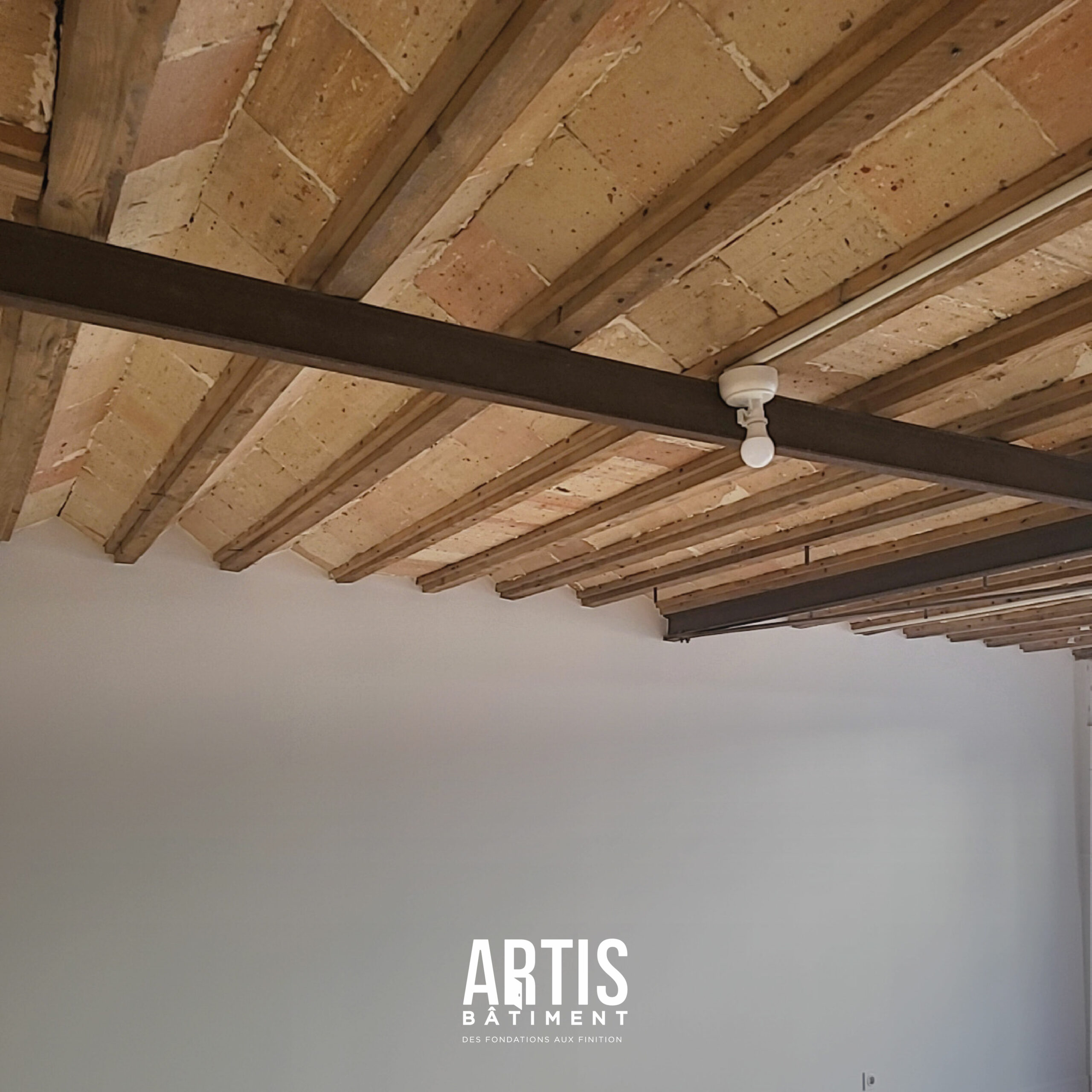 Détail d’une verrière ancienne en bois rénovée dans un projet de réhabilitation.