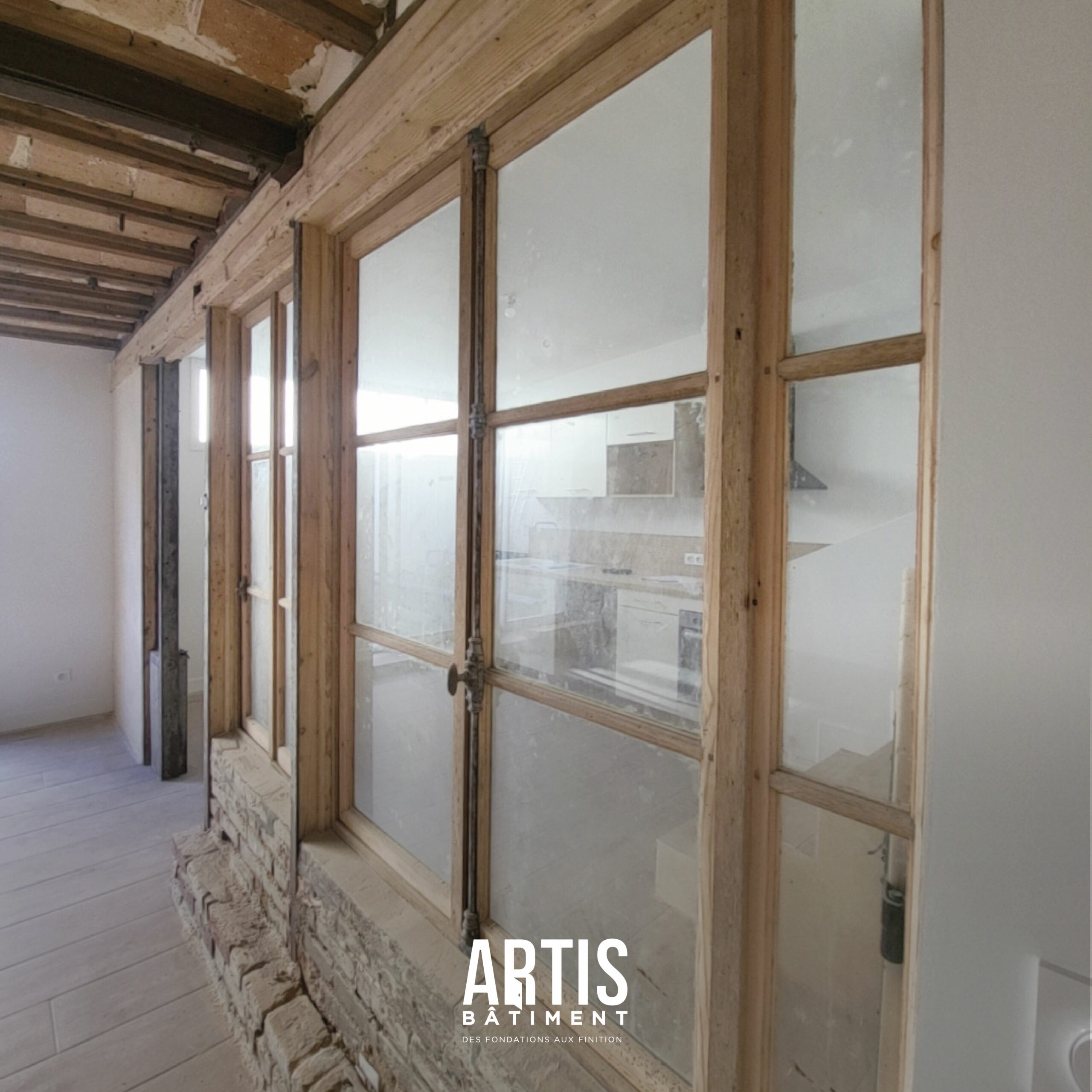 Porte intérieure en bois sur mesure style rustique avec ferronnerie noire.