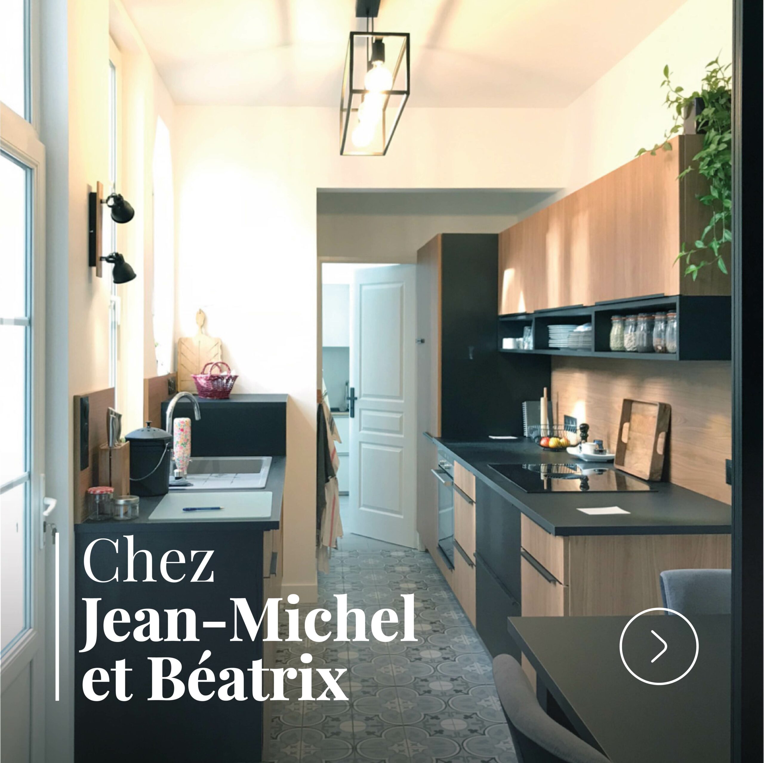 Cuisine moderne rénovée avec meubles bois et noir et sol carrelage décoratif chez Jean-Michel et Béatrix.