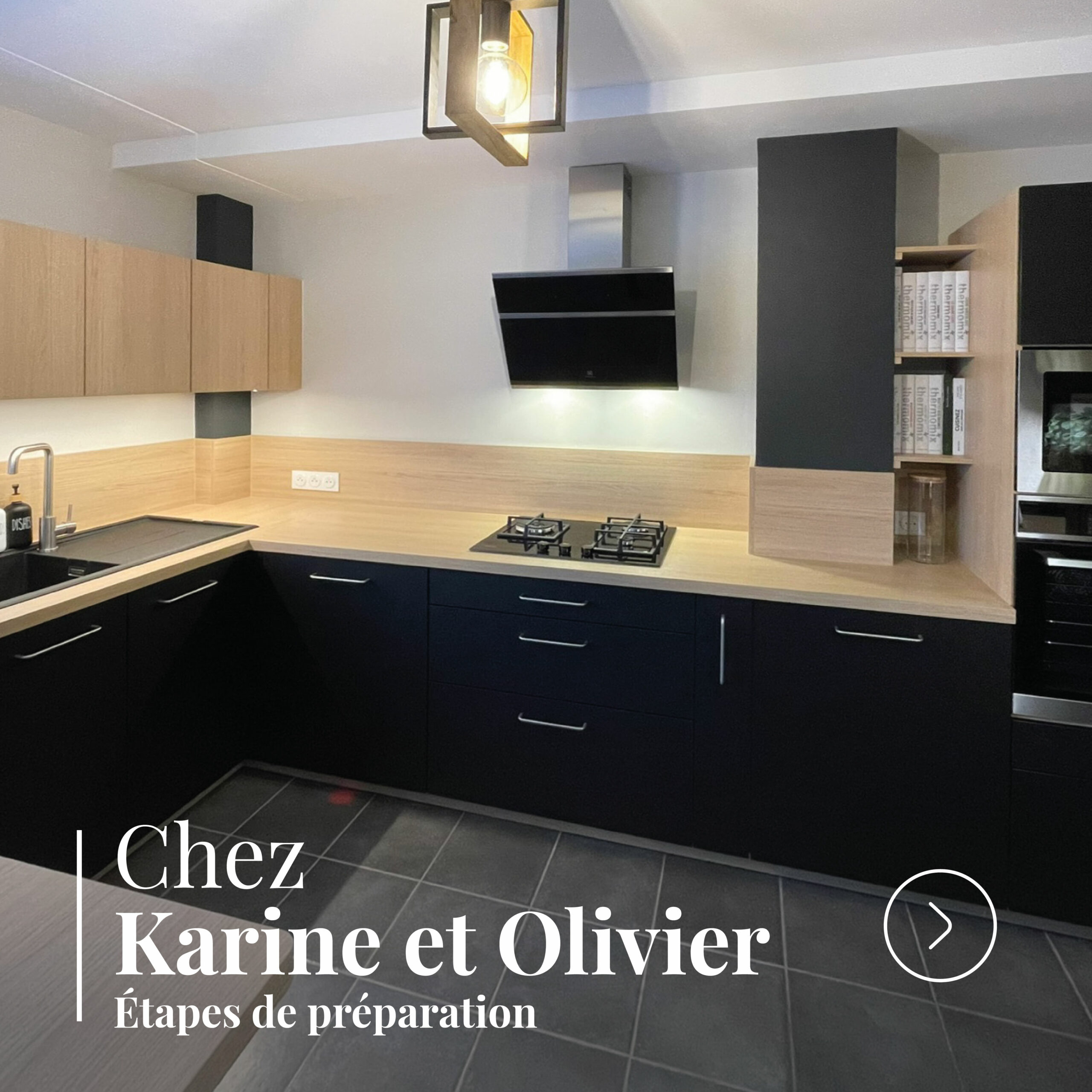 Cuisine rénovée moderne avec meubles noirs, plan de travail bois et hotte design.