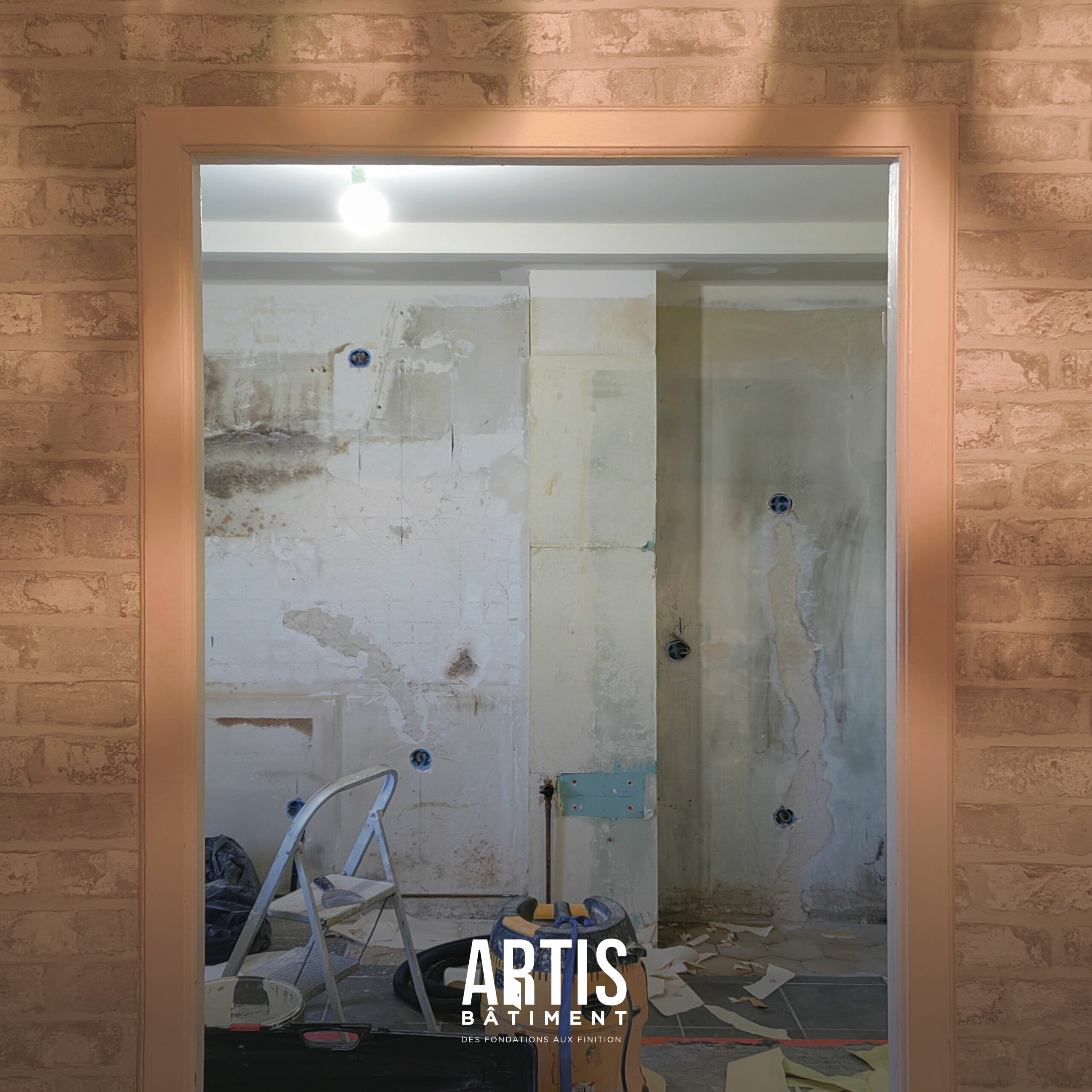 Dépose des revêtements muraux et préparation des supports en cuisine.