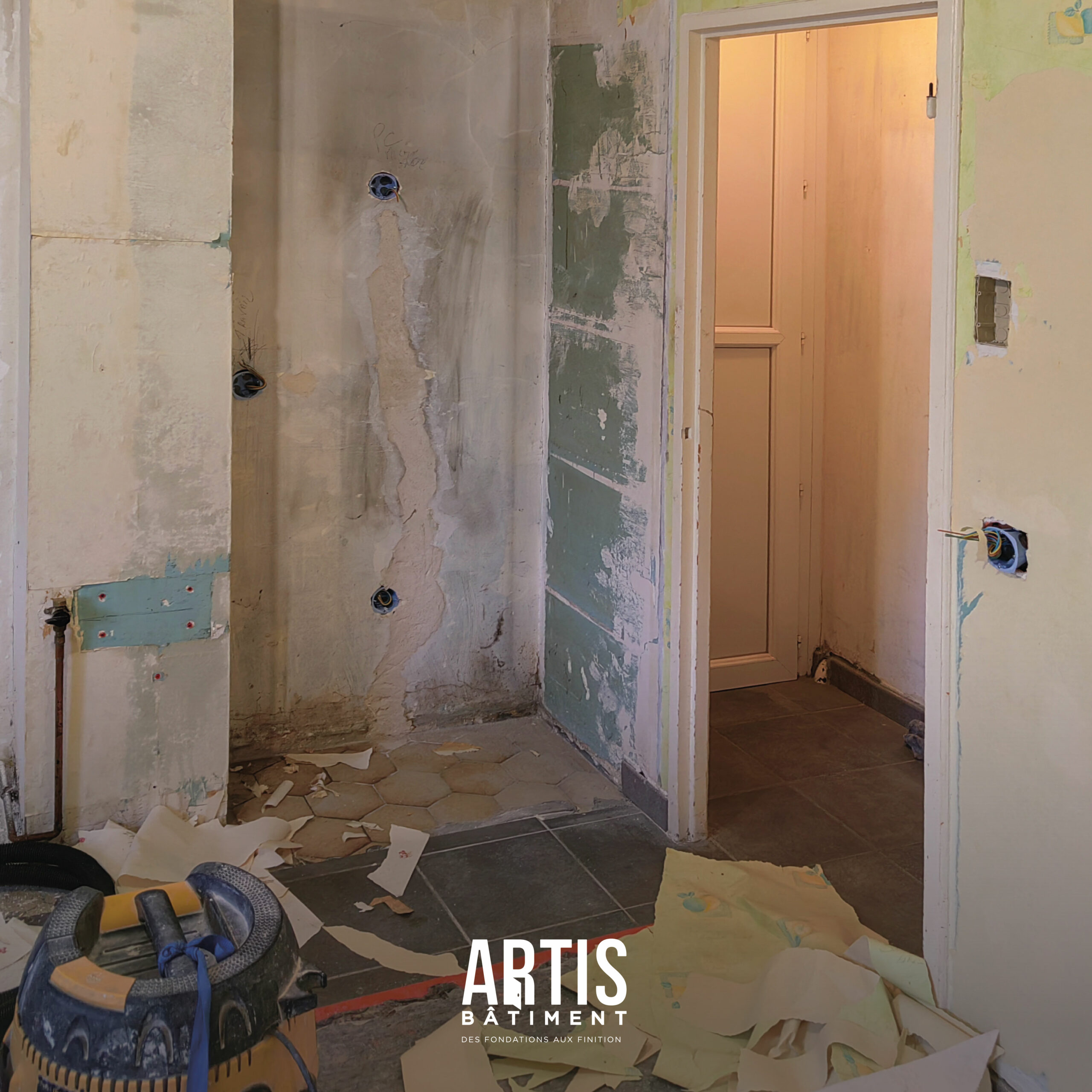 Préparation des murs et mise en attente des réseaux pour la future cuisine.