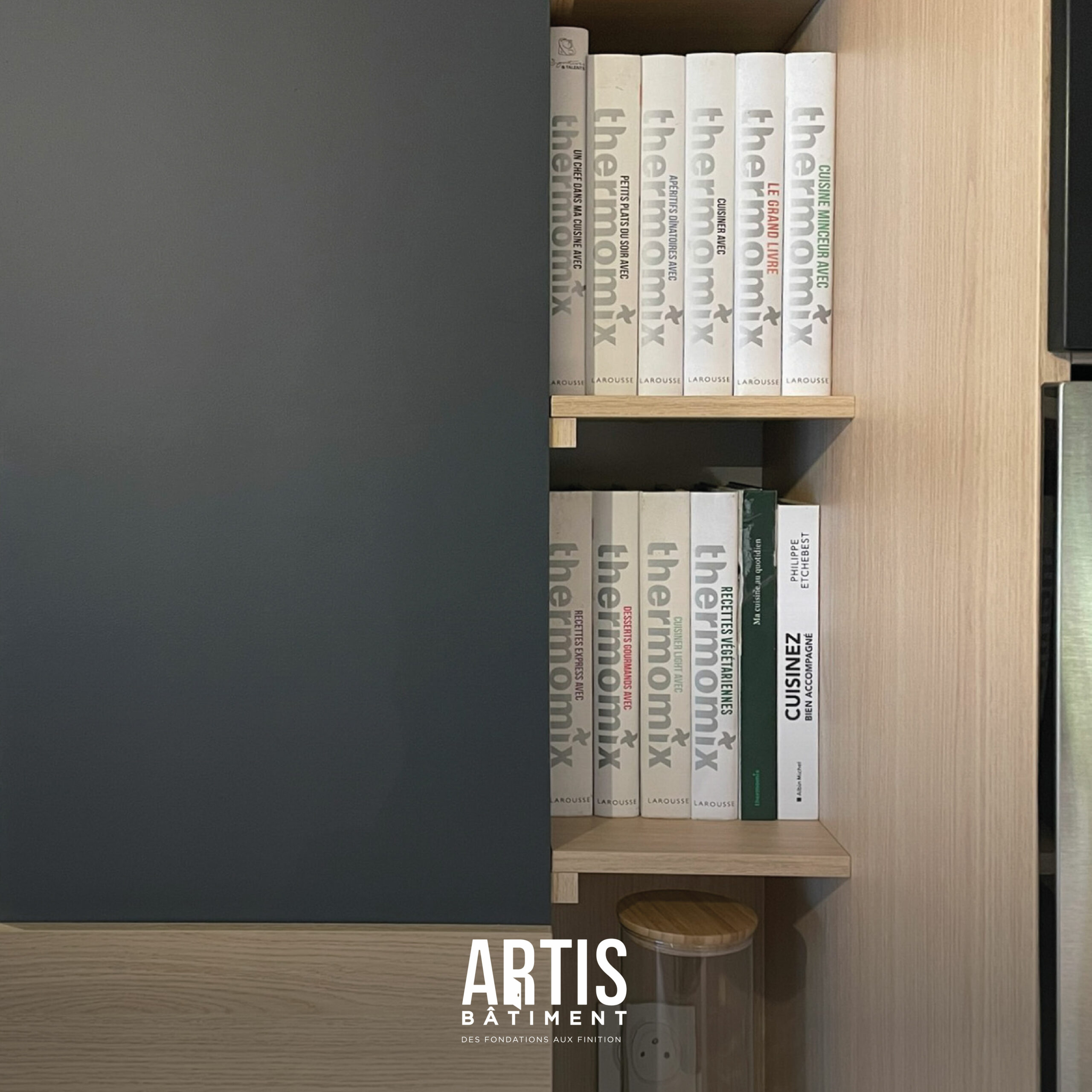 Étagères de rangement en bois intégrées dans une cuisine moderne pour les livres de cuisine.