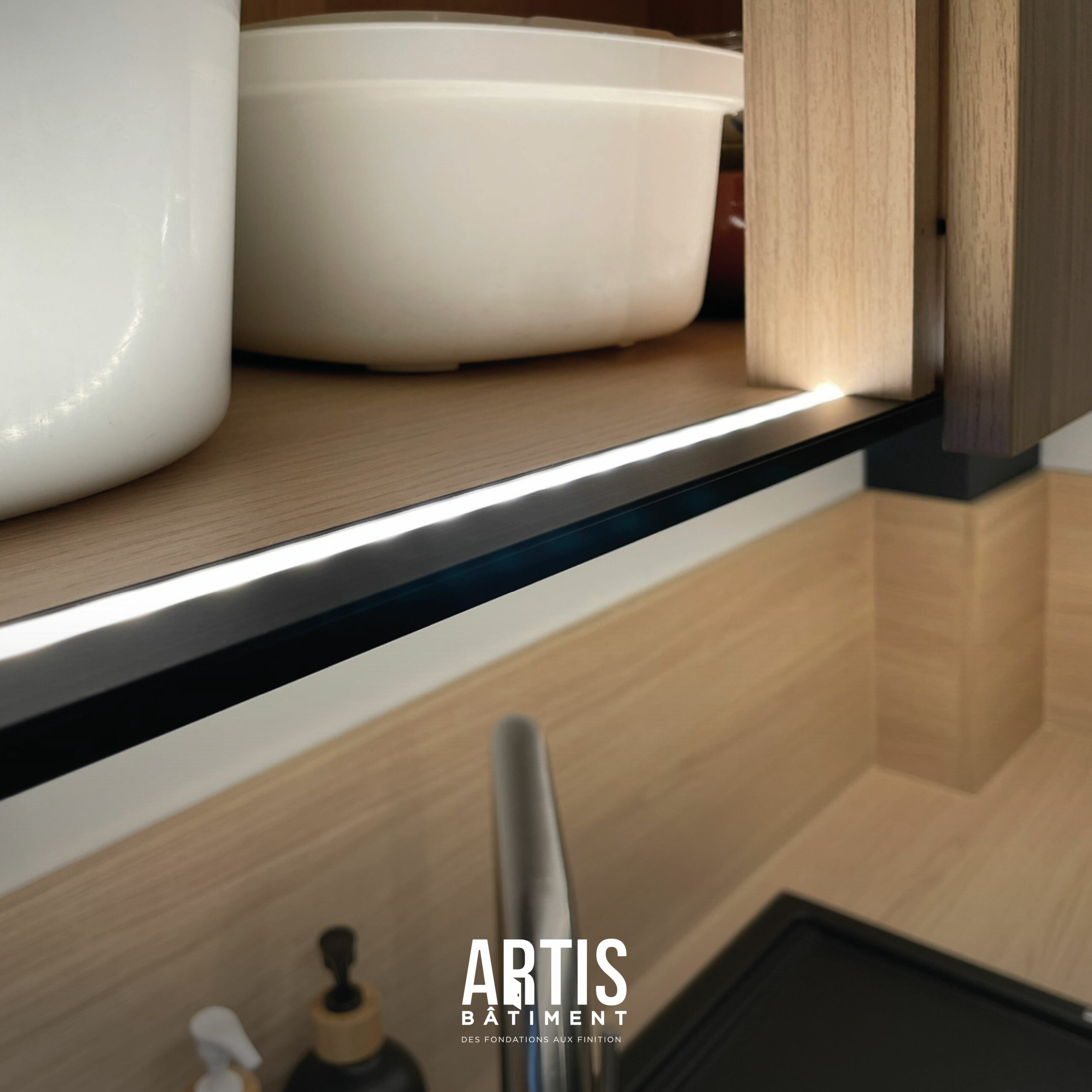 Éclairage LED intégré sous meuble dans une cuisine moderne avec plan de travail effet bois.