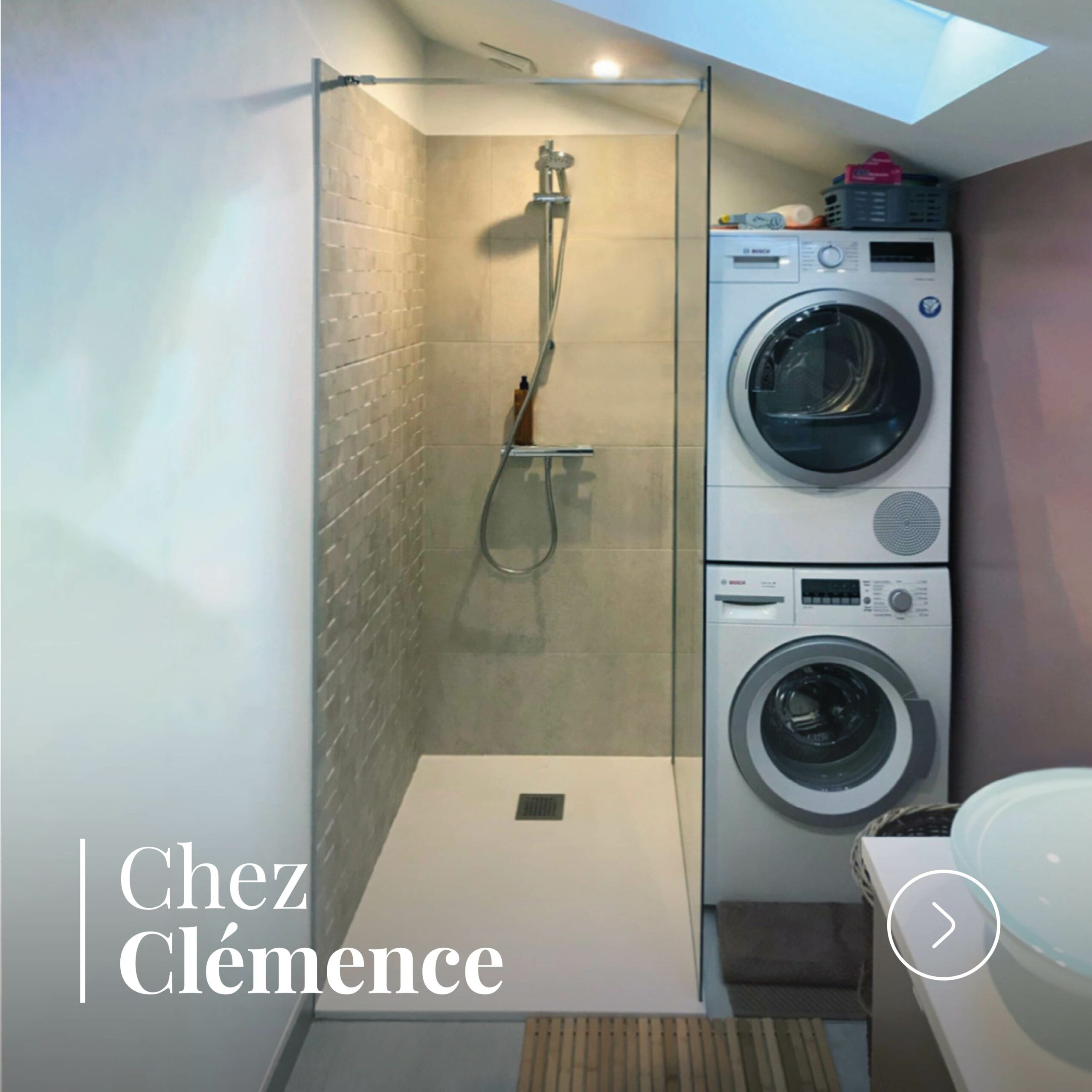 Salle de bain rénovée avec douche à l’italienne et colonne lave-linge sèche-linge sous toiture.