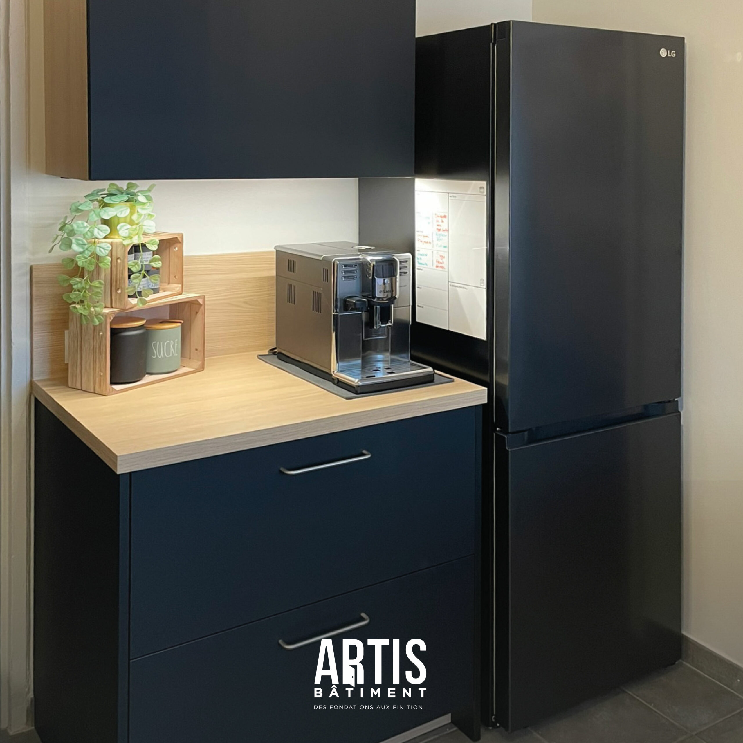 Aménagement d’une cuisine moderne noire avec plan de travail effet bois et électroménager intégré.