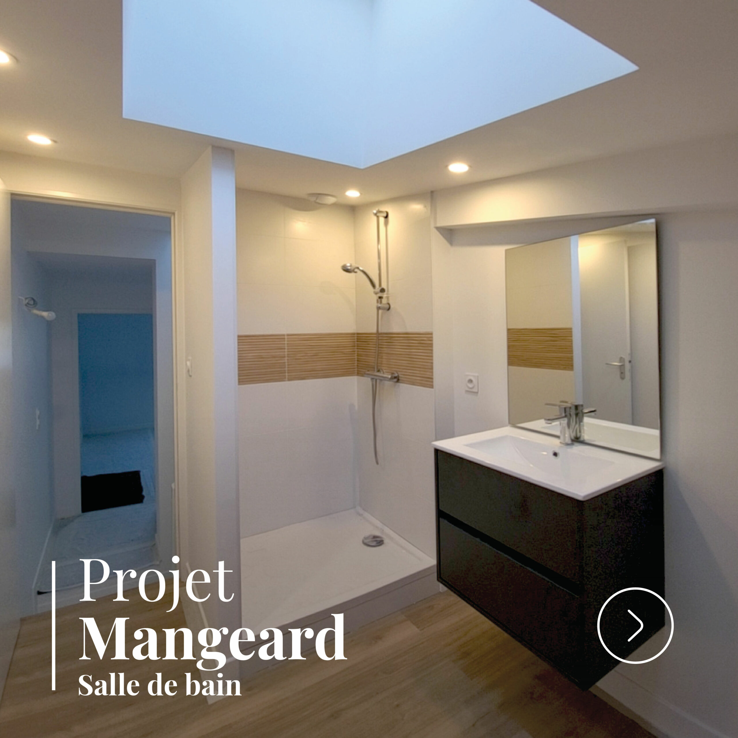 Salle de bain rénovée avec douche, meuble vasque suspendu et puits de lumière.