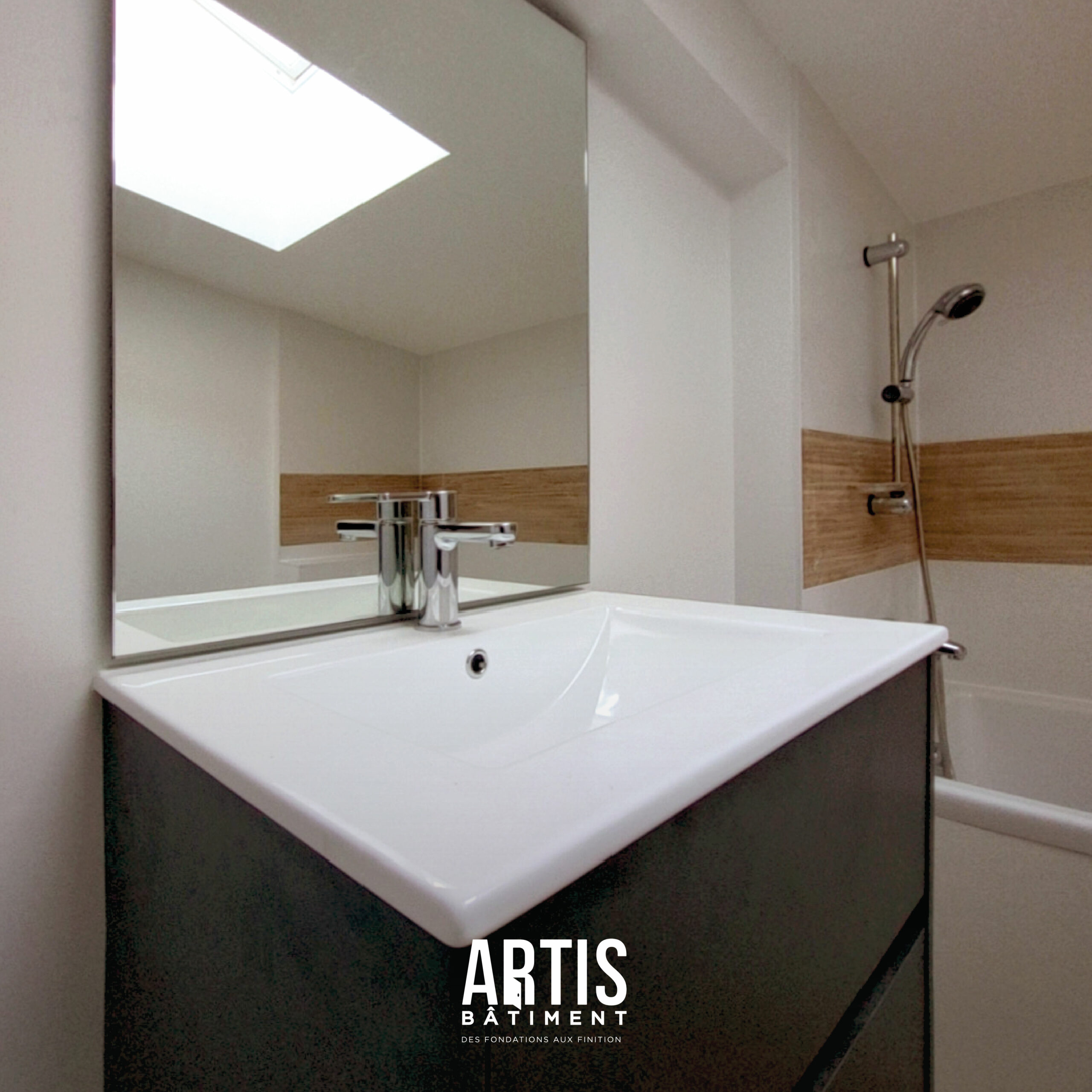 Meuble vasque suspendu avec miroir dans salle de bain moderne.