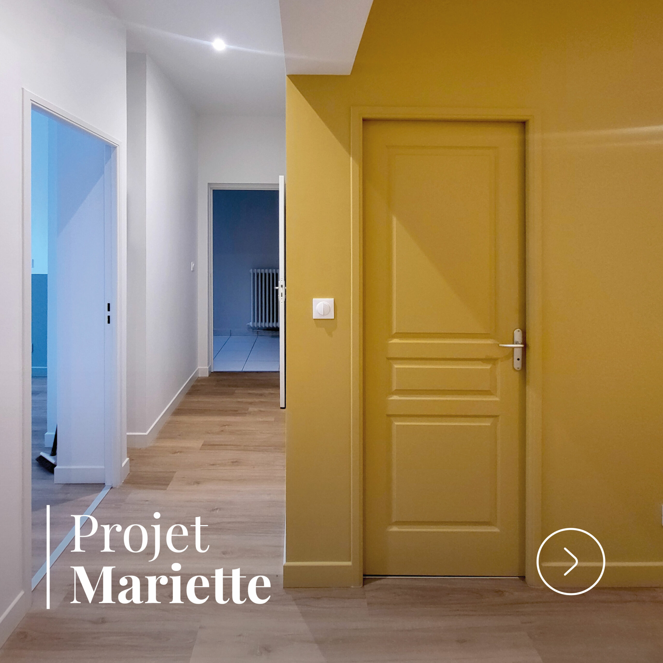 Couloir rénové avec porte et mur jaune moutarde dans un appartement au Mans