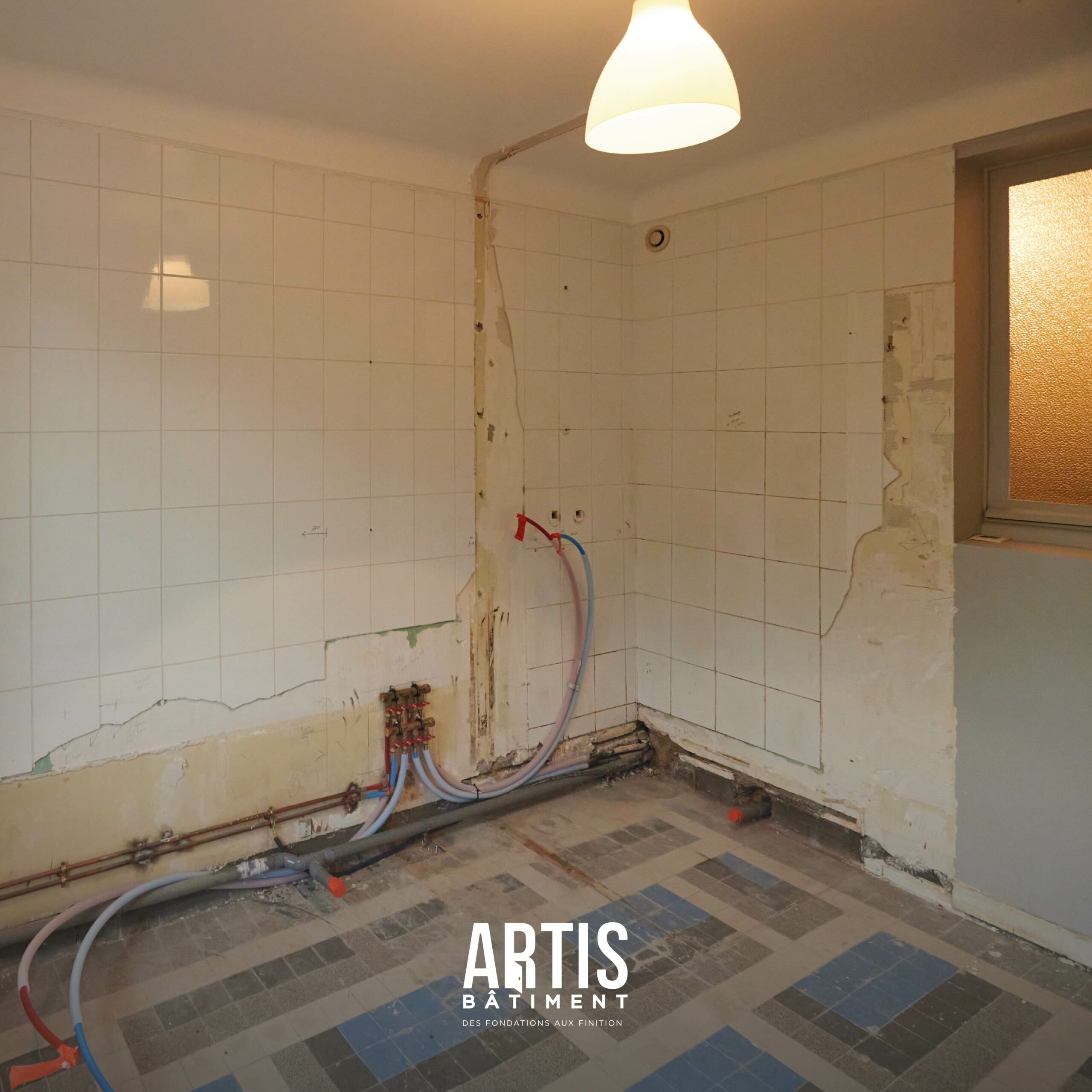 Travaux de rénovation de salle de bain avec plomberie apparente et murs déposés.