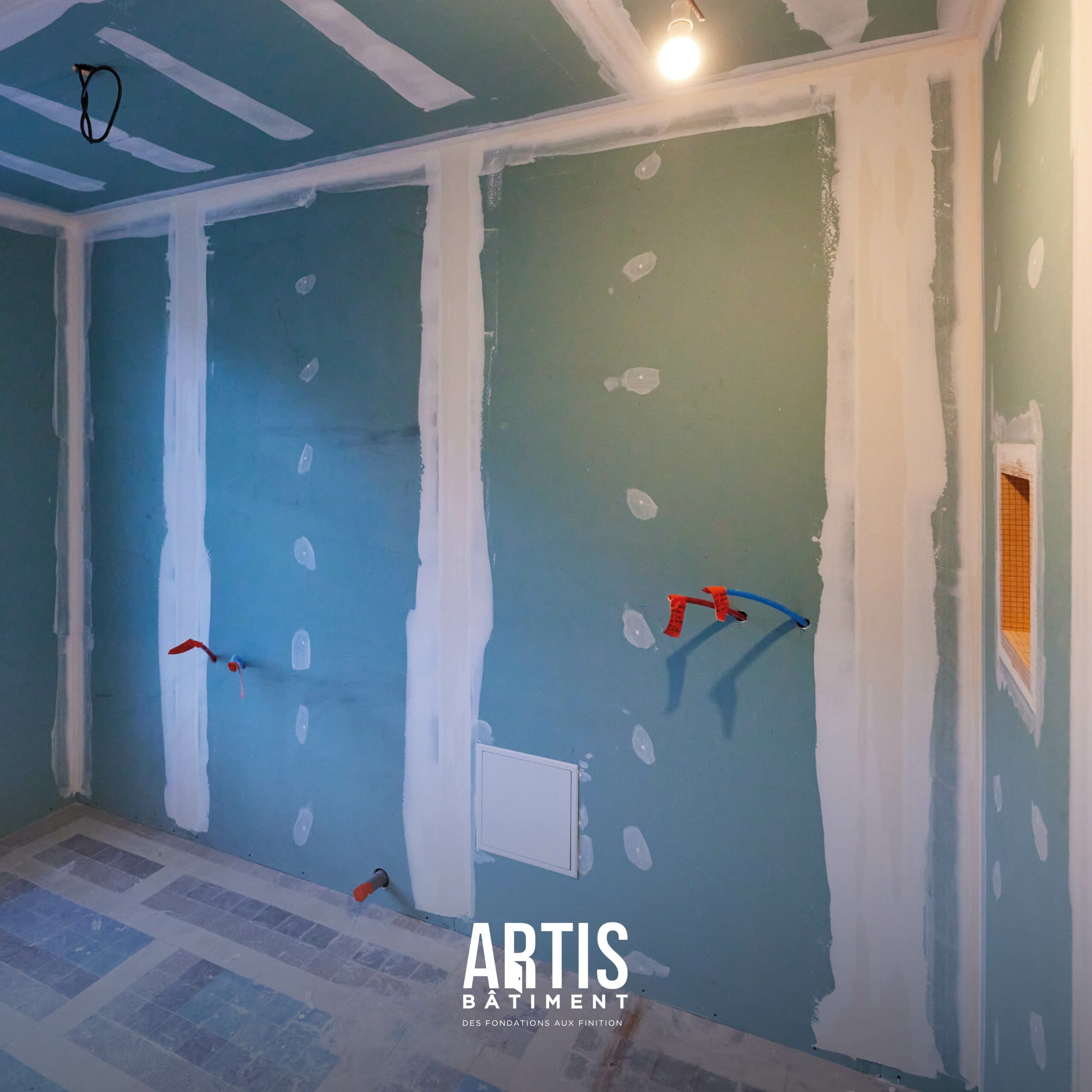 Installation de plaques hydrofuges pour préparation des murs d’une salle de bain.