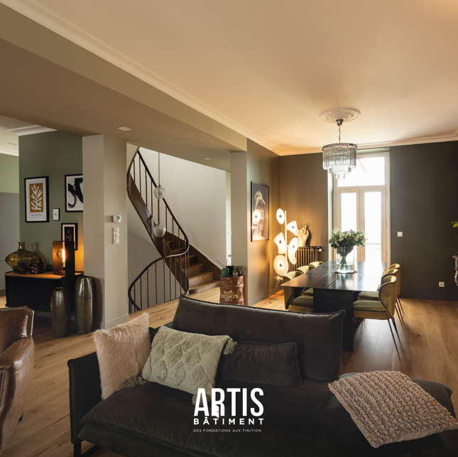 Pièce de vie rénovée avec salon et salle à manger ouverte dans une maison ancienne.