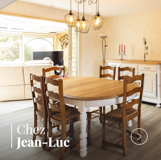 Salle à manger rénovée avec table en bois massif et suspensions style industriel.