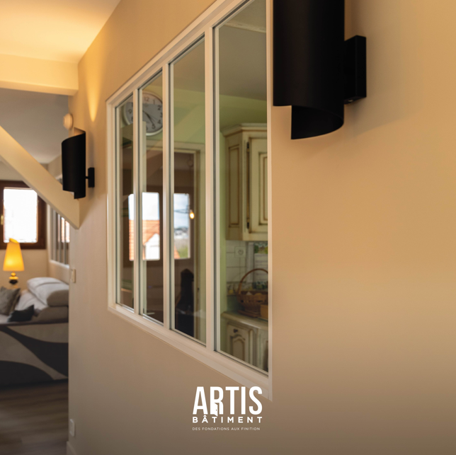 Verrière intérieure dans un couloir permettant d’apporter de la lumière à la cuisine.