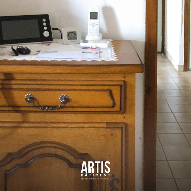 Ancien meuble en bois dans un intérieur avant rénovation.