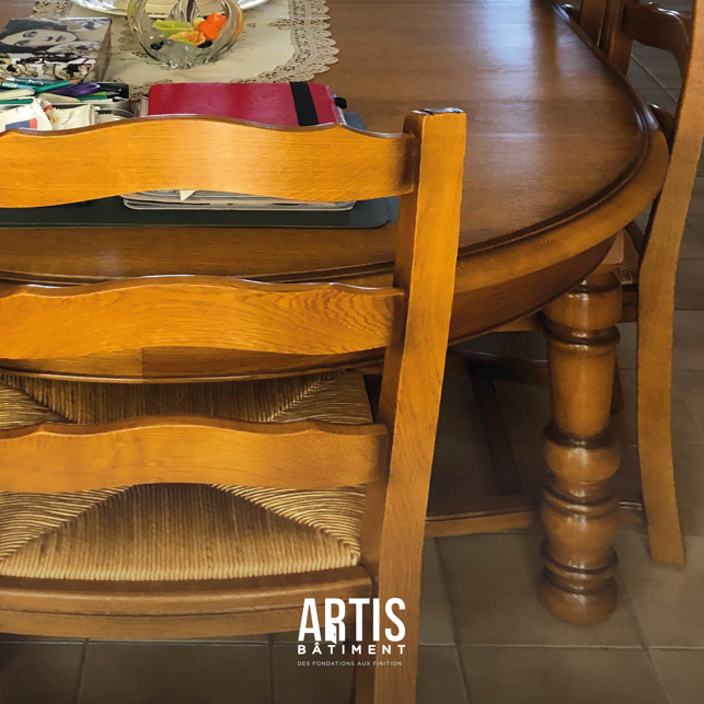 Table de salle à manger en bois massif avec chaises traditionnelles.