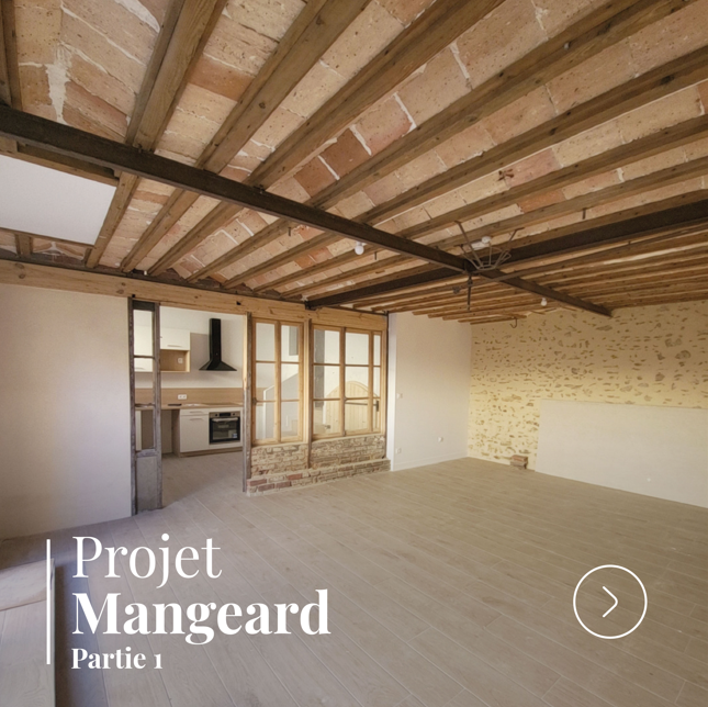 Rénovation d’une pièce de vie avec poutres apparentes, plafond ancien et verrière bois conservée.