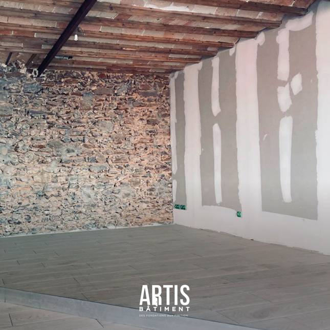 Pose de plaques de plâtre avec traitement des joints et bandes dans une pièce en rénovation.