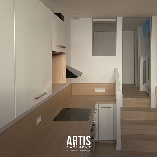 Aménagement de cuisine après travaux de plâtrerie et finitions dans un logement rénové.