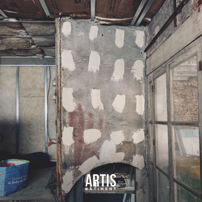 Reprise d’un mur ancien avec rebouchage et préparation du support avant travaux de plâtrerie en rénovation intérieure.