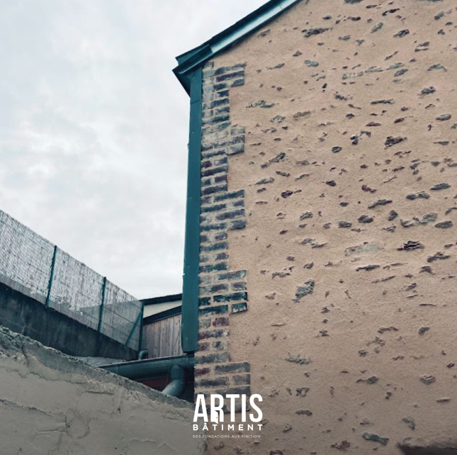 Façade rénovée avec enduit sur maison ancienne après travaux de rénovation extérieure.