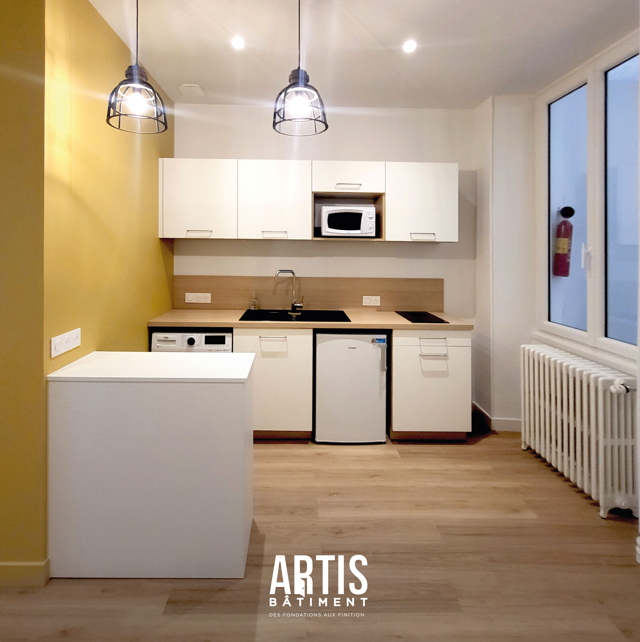 Cuisine rénovée avec suspensions et éclairage intégré.