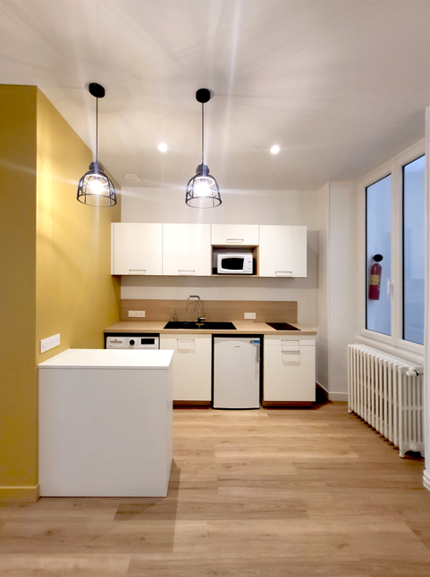 Cuisine équipée moderne après rénovation complète.