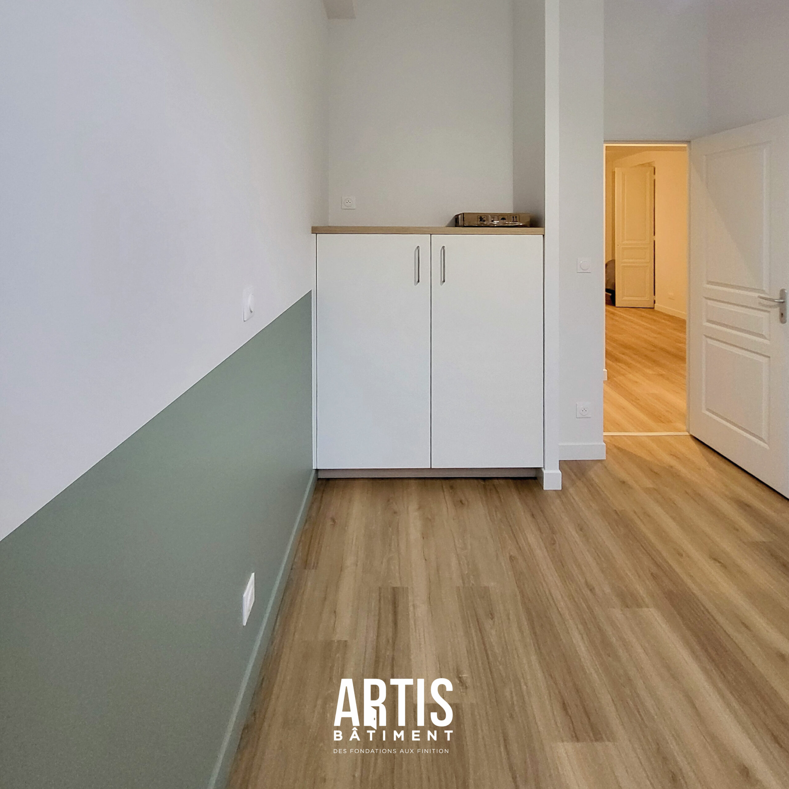 Chambre transformée avec soubassement vert et rangement blanc