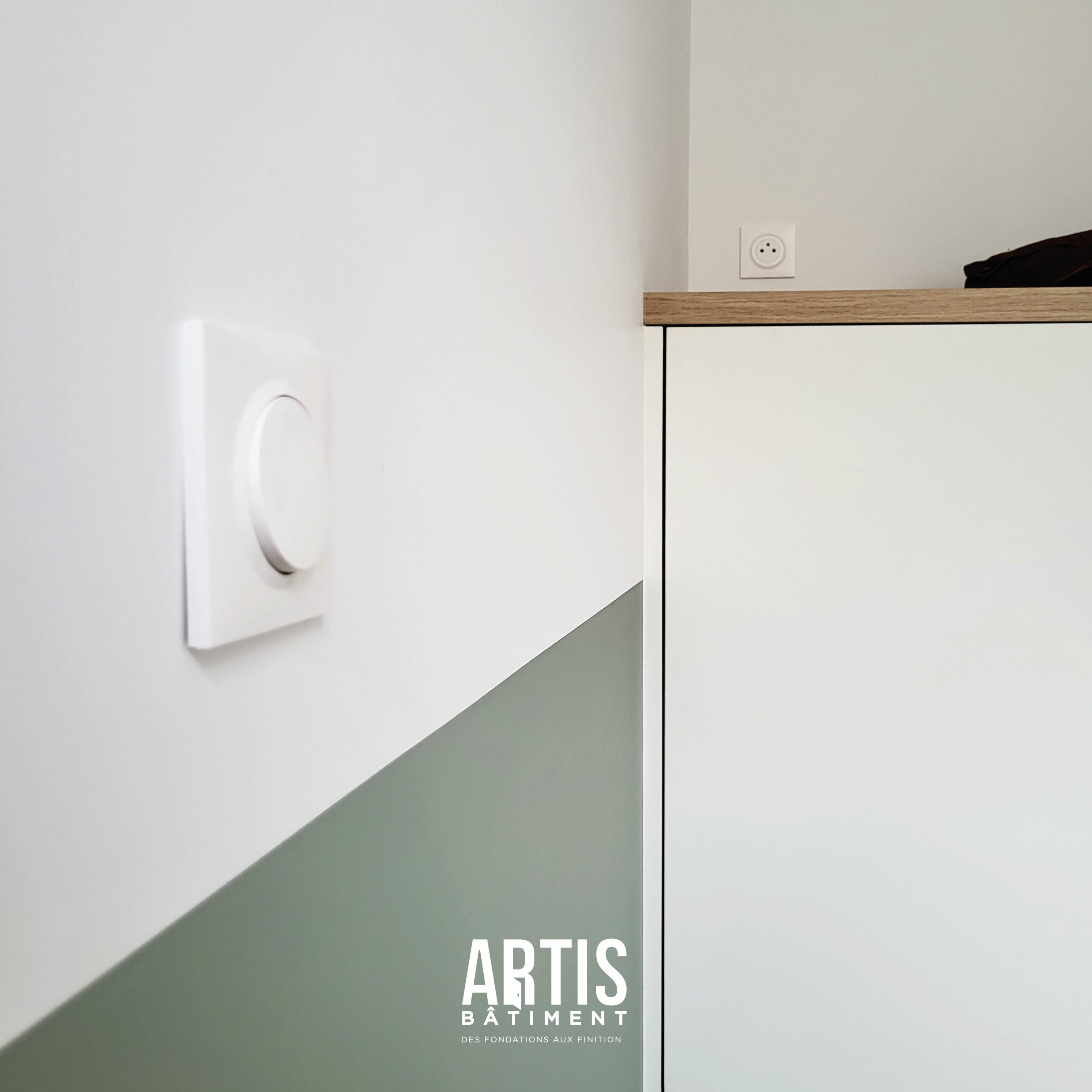 Détail de la finition du soubassement vert dans une chambre rénovée