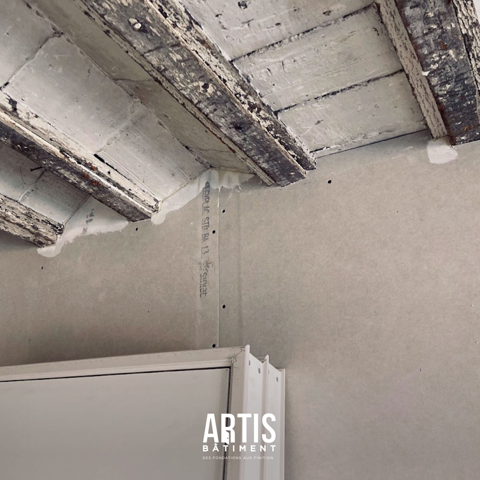 Détail du plafond voûté et des poutres anciennes avant leur restauration.