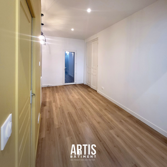 Séjour lumineux après la rénovation complète de l’appartement au Mans