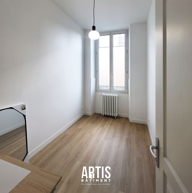 Petite pièce lumineuse rénovée avec sol effet bois et murs blancs