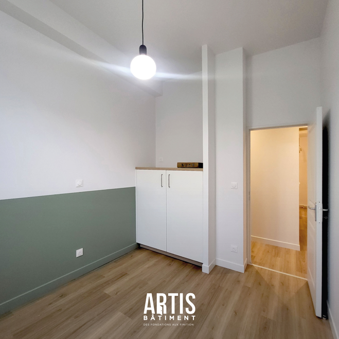 Chambre rénovée avec soubassement vert et rangements intégrés