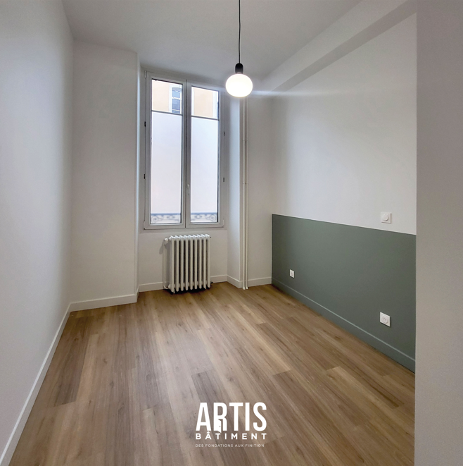 Transformation des chambres d’un appartement au Mans avec peinture verte et murs blancs