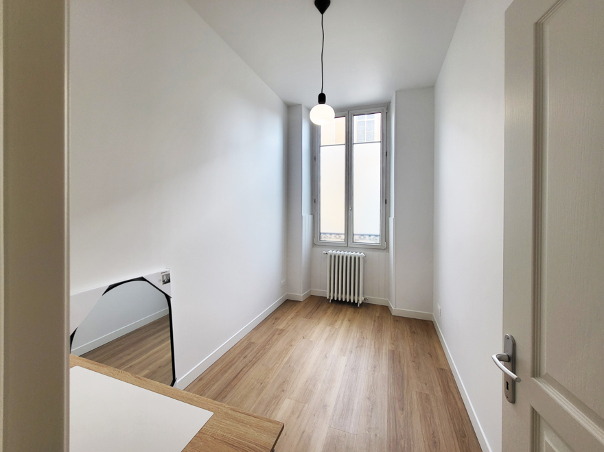 Chambre aménagée après les travaux de transformation de l’appartement au Mans